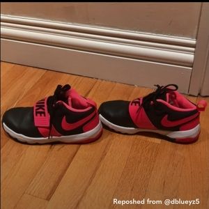 Beautiful Nike girls sneaker size 3Y. Can be worn with pants, dresses or legging